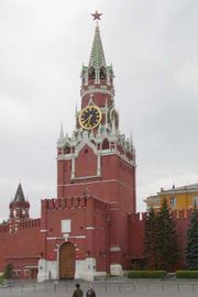 La tour Spasskaïa et, à sa gauche, la tour Tsarskaïa