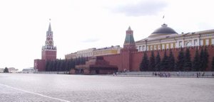 Murs du Kremlin sur la Place Rouge : la tour Senatskaïa est entre le mausolée de Lénine et le Sénat ; au fond : la tour Spasskaïa